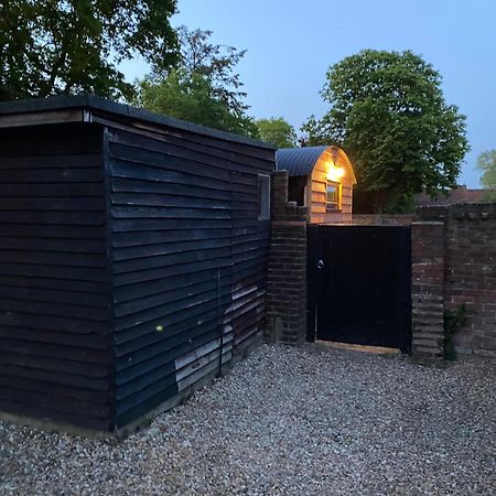 Hotel Gatwick Hideaway Hut Charlwood Exterior foto