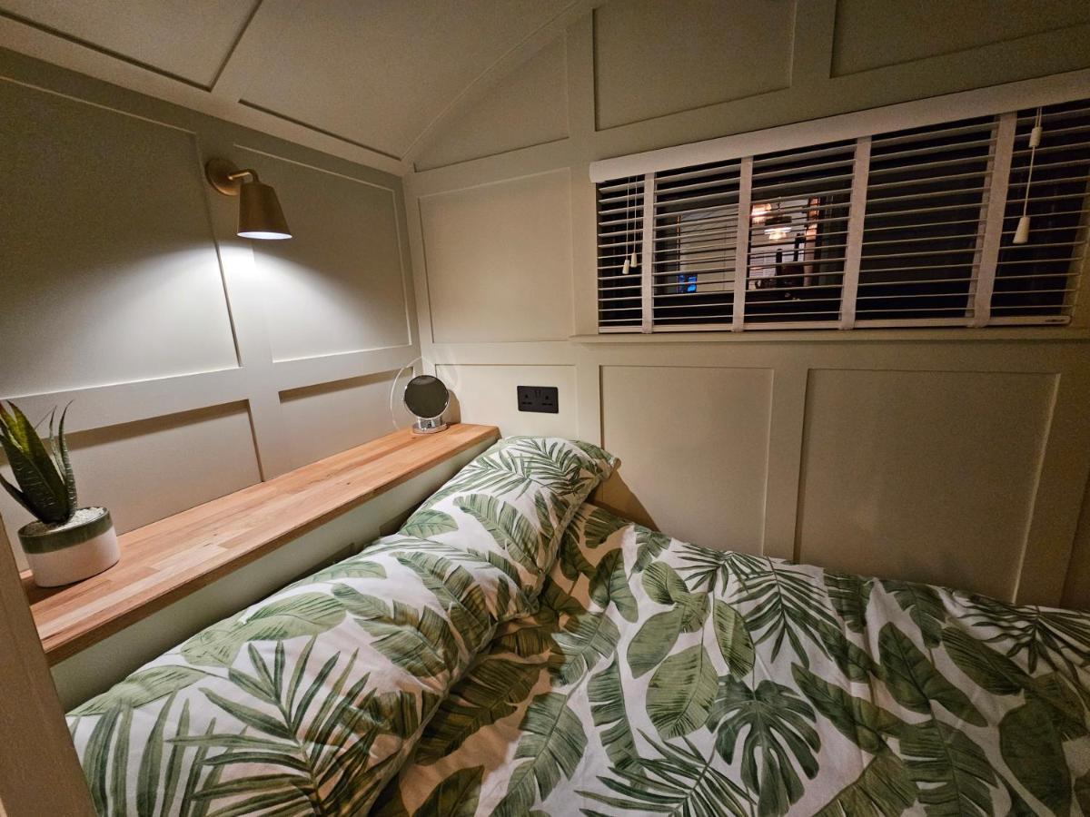Hotel Gatwick Hideaway Hut Charlwood Exterior foto