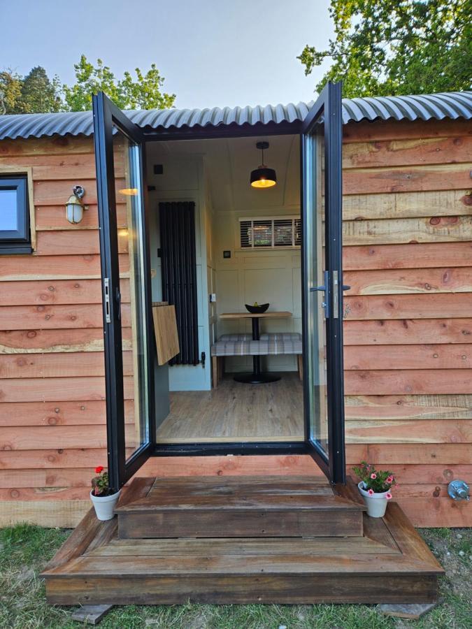 Hotel Gatwick Hideaway Hut Charlwood Exterior foto